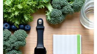 Illustrazione pratica di biohacking con verdure fresche e smartwatch