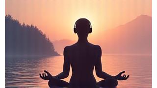 Persona in meditazione con cuffie per realtà virtuale, ambiente sereno